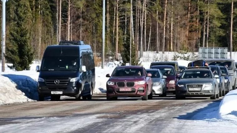 Automóviles esperan para cruzar de Rusia a Finlandia.