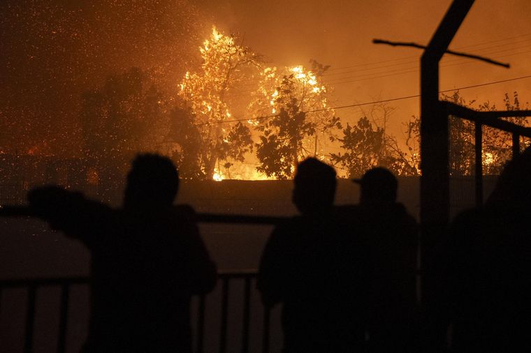 Los incendios forestales en Chile están incontrolables Foto: EFE