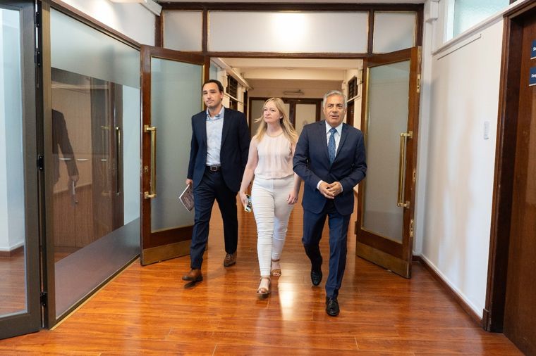 El gobernador Alfredo Cornejo y el ministro de Salud y Deportes, Rodolfo Montero, presentaron hace días el nuevo Plan Provincial de Salud que incluye un sistema de cobro por la atención en hospitales públicos. Foto: Prensa Gobierno de Mendoza