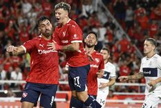 Al igual que ante Sarmiento, Gabriel Ávalos marcó de penal el gol que abrió el camino del triunfo del Rojo frente a Gimnasia. Foto: FotoBaires