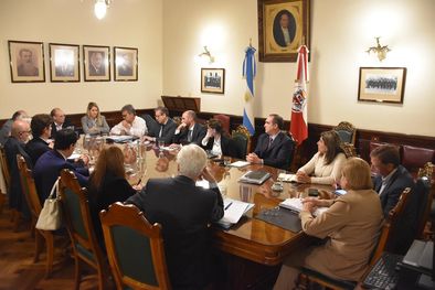 MDZol | El bloque de senadores radicales junto a funcionarios del Gobierno Foto: x Mariana Juri