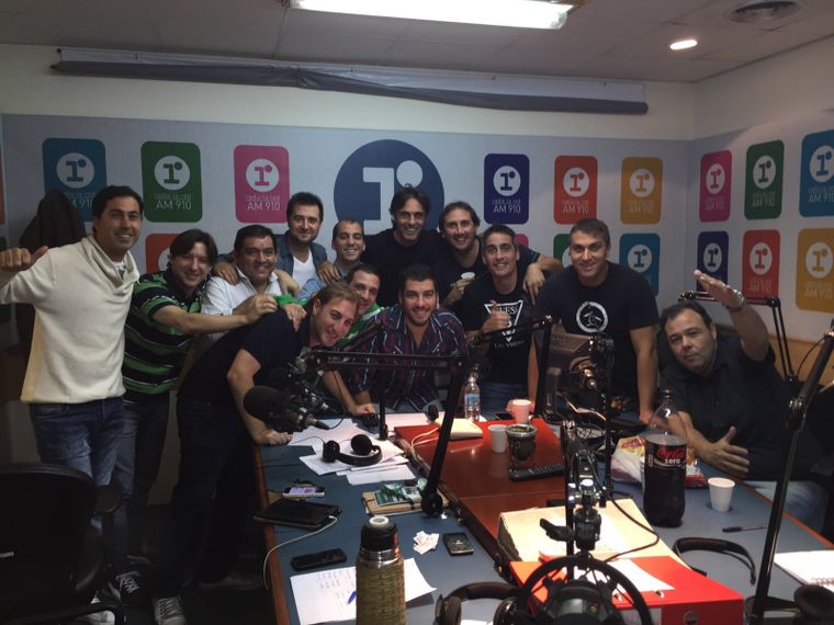 Pierre Manrique, el tercero de izquierda a derecha, junto a sus viejos compañeros de La Red Foto: Twitter @arevalo_martin