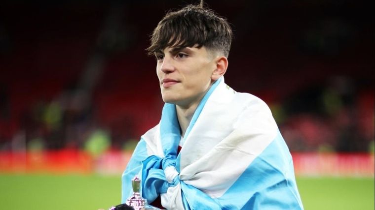 Alejandro Garnacho alentó a sus compañeros del Sub 20.