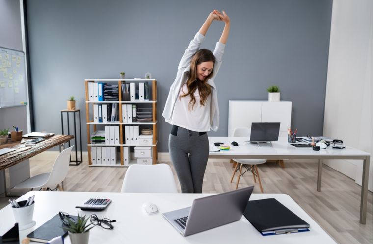 La inteligencia artificial recomienda movimientos simples para mejorar la salud del cuerpo a lo largo de la semana.