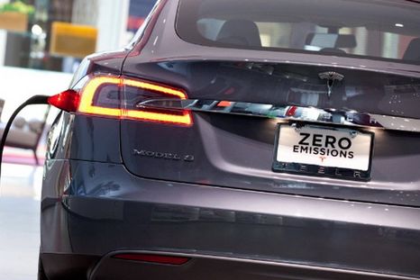 Tesla libera las patentes de sus autos eléctricos