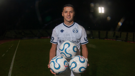 Arce, tres goles y la pelota de recuerdo. Arce, tres goles y la pelota de recuerdo.