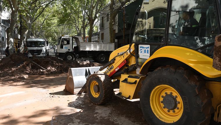 La empresa de agua planifica obras en calle 25 de mayo. Foto: ALF PONCE MERCADO / MDZ