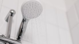 Si bien no se recomienda la calefacción en el baño, en caso de que sea así evitar el uso de estufas que que expulsan los gases de combustión, mantener un espacio seguro entre el calefactor y la bañera o ducha, asegurarse de que las manos estén secas al manipular el equipo, revisar con frecuencia los artefactos de gas y mantener la ventilación del baño. Pero sin dudas que una buena medida de prevención es no bañarse en los horarios más fríos de la jornada, sino que todo lo contrario. Foto: Pexels.com