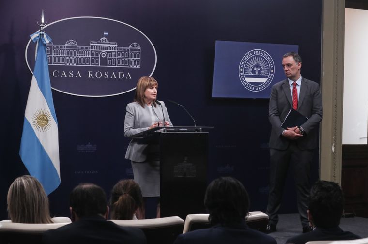 La ministra de Seguridad, Patricia Bullrich, y el vocero presidencial, Manuel Adorni, anticiparon los detalles del proyecto de reforma del Código Penal.