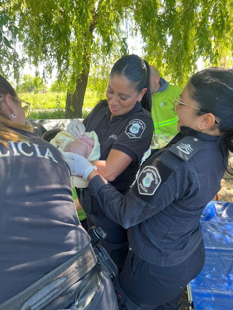 Las policías de Mar del Plata que asistieron a la mujer que tuvo a su bebé en plena calle. Las policías de Mar del Plata que asistieron a la mujer que tuvo a su bebé en plena calle.