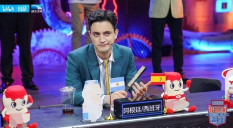 Brian González es panelista de un programa de la TV China