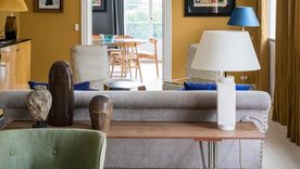 El amarillo es un color que energiza y mejora el estado de ánimo, pero funciona mejor cuando se armoniza con tonos más neutros y relajantes. Foto: Farrow & Ball