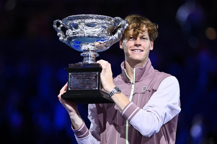 Jannik Sinner posa con el trofeo tras ganar el Abierto de Australia. Foto: EFE