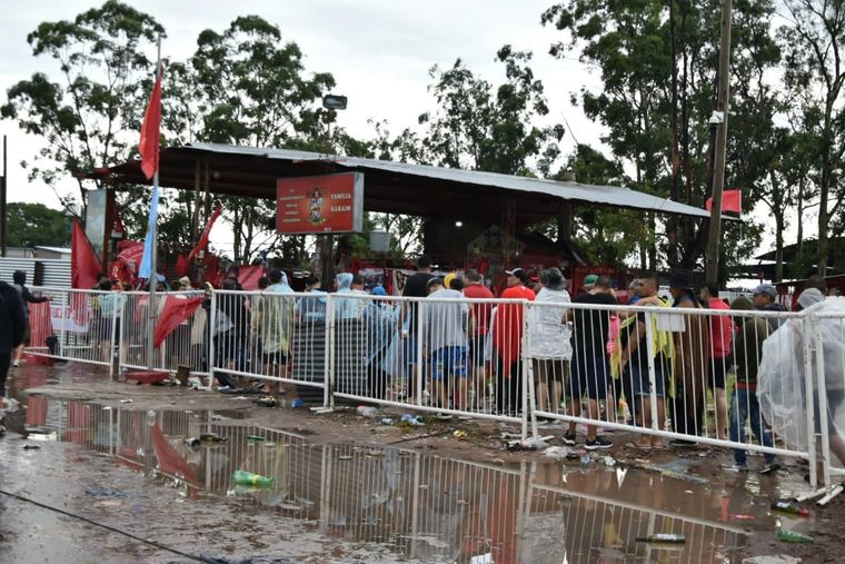 Gauchito Gil Los fieles bajo la lluvia en camino al santuario. Foto: Ministerio de Seguridad de Corrientes