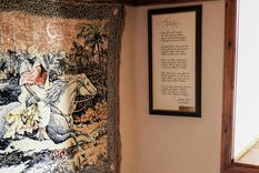 Un tapiz grande puede&nbsp; absorber el sonido y aportar un toque de distinción a las paredes de un living o comedor. Créditos: Pexels.