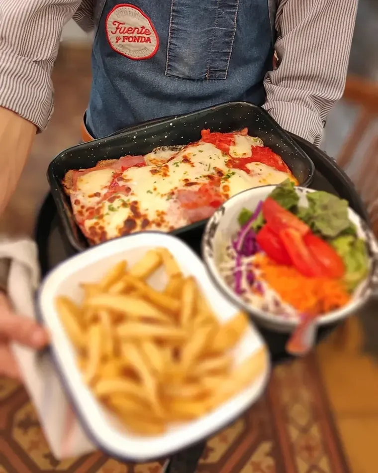 La milanesa a la napolitana, el plato que destacaron de Fuente y Fonda. La milanesa a la napolitana, el plato que destacaron de Fuente y Fonda.