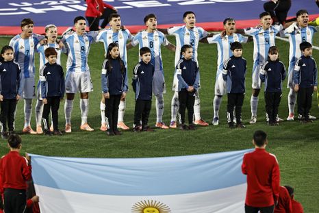 Los hinchas chilenos silbaron el himno argentino en la previa de la final del Mundial Sub 20. Los hinchas chilenos silbaron el himno argentino en la previa de la final del Mundial Sub 20.