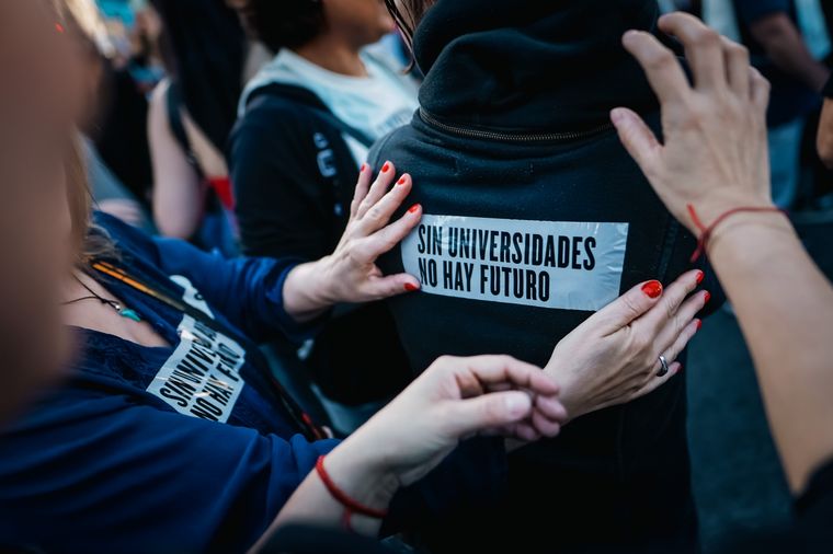 El pasado martes miles de personas salieron a las calles en defensa de las universidades Foto: EFE