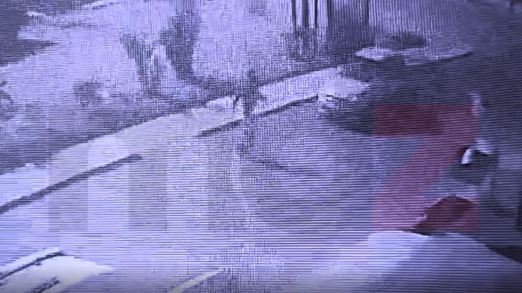 El momento en que el jubilado fue atropellado en calle Dorrego.&nbsp;