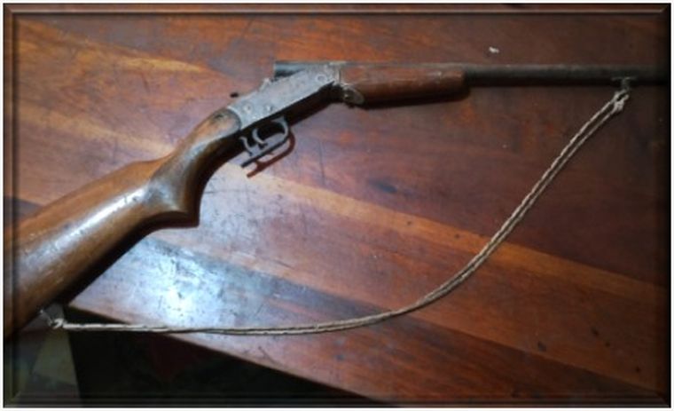 Una de las escopetas incautadas en el procedimiento. Una de las escopetas incautadas en el procedimiento.