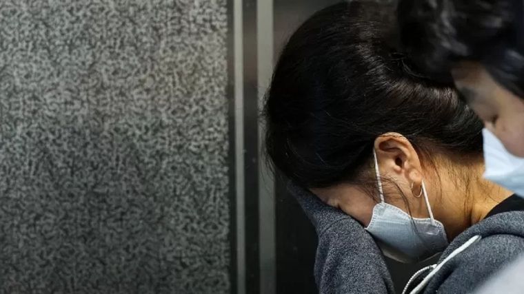 Familiares se han reunido en un centro comunitario de Seúl en busca de información sobre sus seres queridos. Foto: KIM HONG-JI/REUTERS