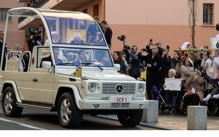 El Papa en su recorrido por Ajaccio, la principal ciudad de la isla francesa de Corcega. Foto: Agencia EFE