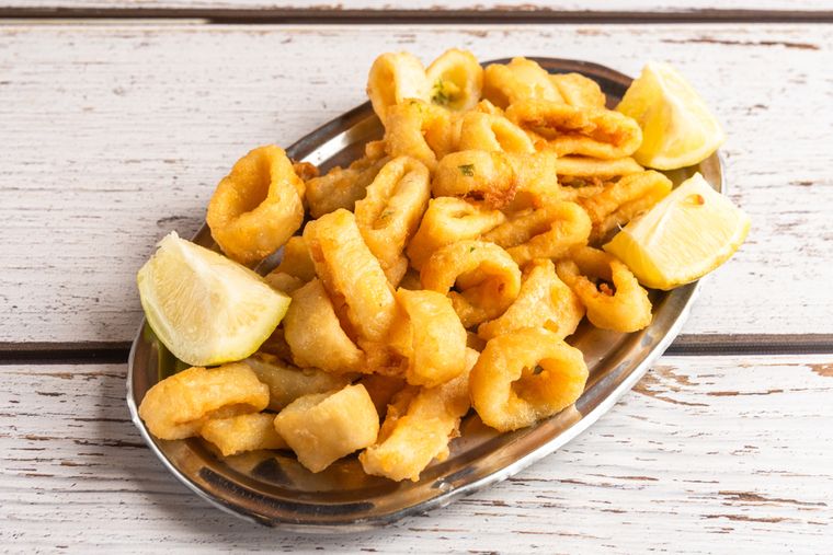 Las rabas son una tapa tradicional del norte de España, especialmente de Cantabria y el País Vasco, donde se sirven en bares acompañadas de cerveza o vermut. Es una receta que ha traspasado fronteras. Las rabas son una tapa tradicional del norte de España, especialmente de Cantabria y el País Vasco, donde se sirven en bares acompañadas de cerveza o vermut. Es una receta que ha traspasado fronteras.