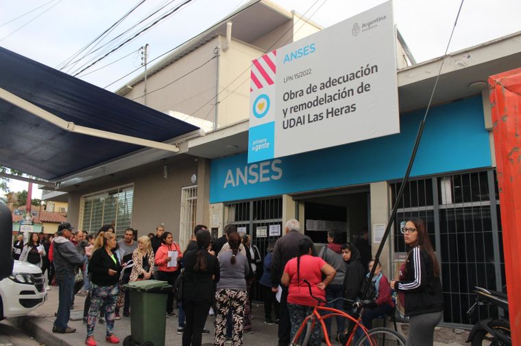 La oficina de ANSES de Las Heras previo a su remodelación hace algunos meses. Por dentro luce destrozada tras la tormenta Foto: Anses Mendoza