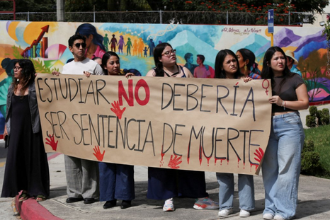 Estudiantes protestan en Cuernavaca tras la muerte de Claudia Tacoronte.