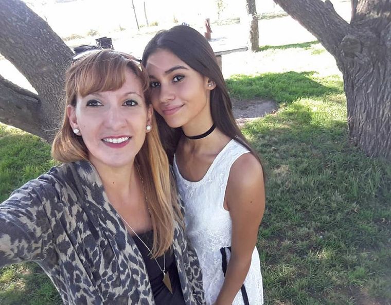 Agustina Fernández junto a su madre, Silvana Cappello. Foto: Facebook