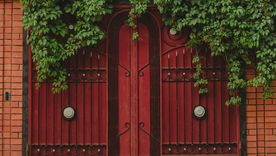 El rojo es uno de los colores que refuerza la identidad clásica y nostálgica de la casa,. Foto: Pexels. El rojo es uno de los colores que refuerza la identidad clásica y nostálgica de la casa,. Foto: Pexels.