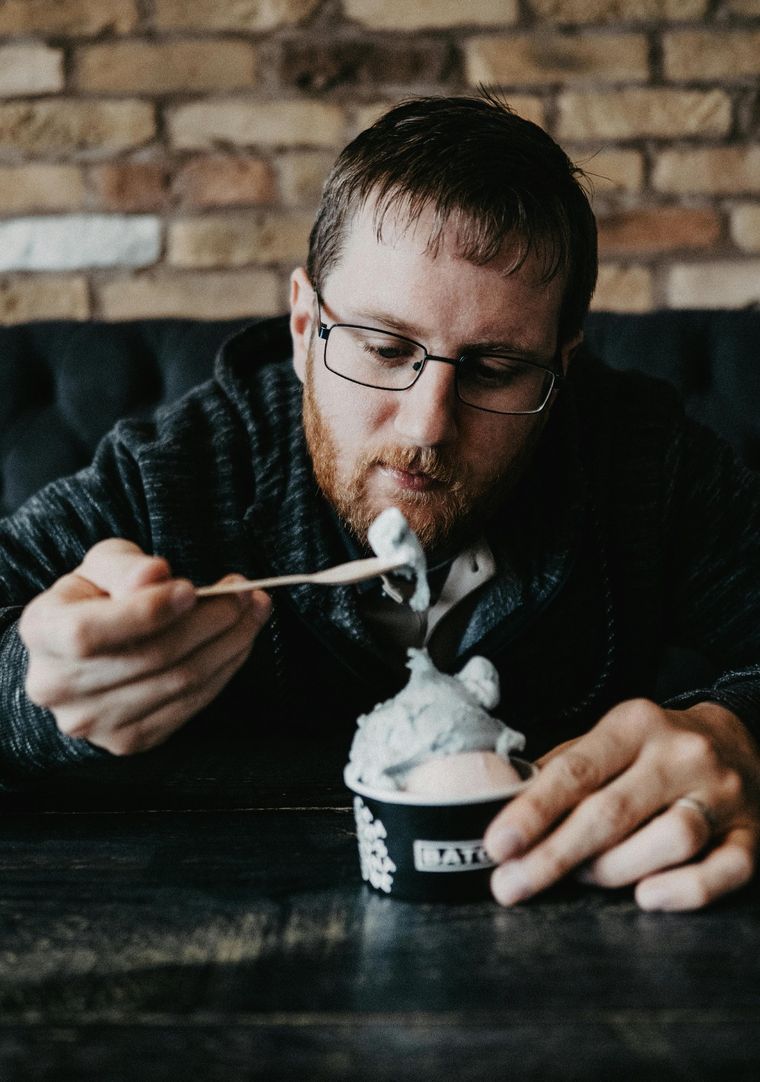 Ahí venden, entre tantos helados, al único para mí: el de chocolate blanco. Ahí venden, entre tantos helados, al único para mí: el de chocolate blanco.