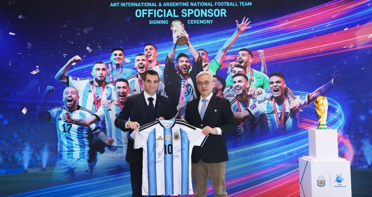 En AFA los inconvenientes judiciales no entorpecen los negocios de Chiqui Tapia, ahora en Asia y gracias a la selección y a Messi.