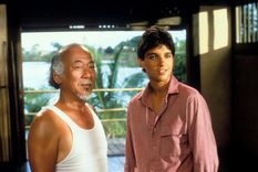 Pat Morita interpretó al Señor Miyagi, un maestro de karate, en la película Karate Kid.? Foto: IMDB