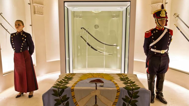 Robos, exilios y campañas militares atraviesan la historia del sable corvo, un símbolo que tuvo en Mendoza un rol central. Robos, exilios y campañas militares atraviesan la historia del sable corvo, un símbolo que tuvo en Mendoza un rol central.