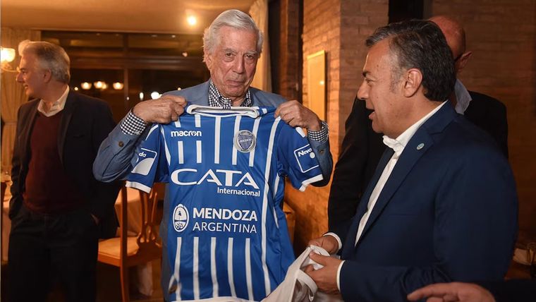 Vargas Llosa con la camiseta de Godoy Cruz. Foto: Gobierno de Mendoza