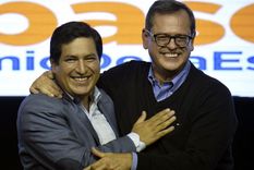La fórmula del economista Andrés Arauz y el periodista Carlos Rabascall festeja.