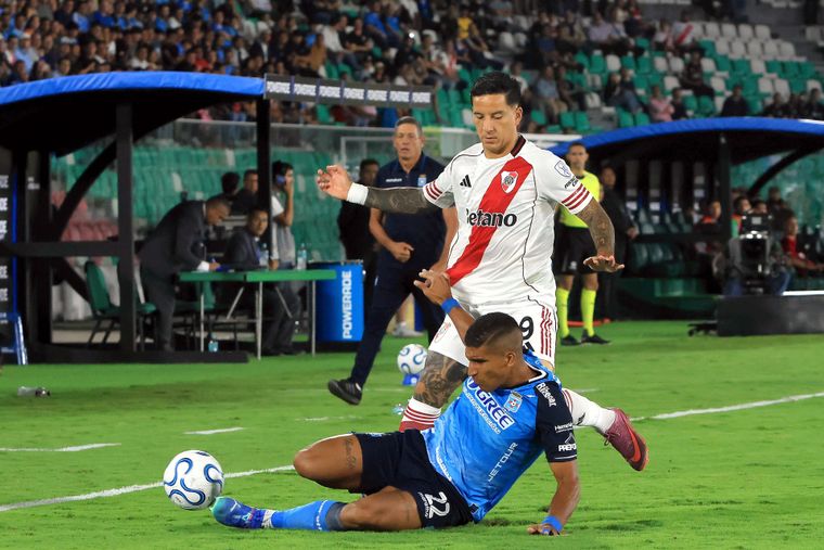 Julio Vila, defensor de Blooming va al piso ante la presencia de Sebastián Driussi, autor del 1-0 de River.&nbsp;