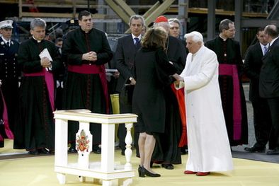 MDZol | El papa Benedicto XVI  saluda a familiares de víctimas del 11-S durante la ceremonia que se celebró en la zona cero del World Trade Center. Foto: EFE