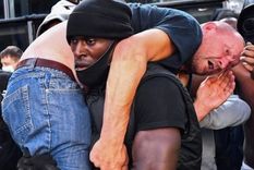 La foto de Patrick Hutchinson (centro) cargando un manifestante se volvió viral.