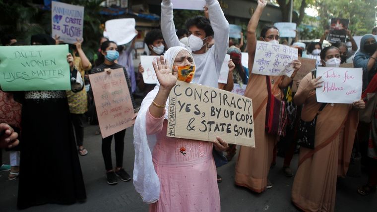 Mujeres gritan y muestran carteles durante una protesta por la muerte de una víctima de violación Foto: RT