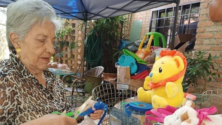 Gladys Palacios, de 84 años, es una de las voluntarias que restaura juguetes en el Hospital de Peluches para los niños que sobrevivieron al doble terremoto.