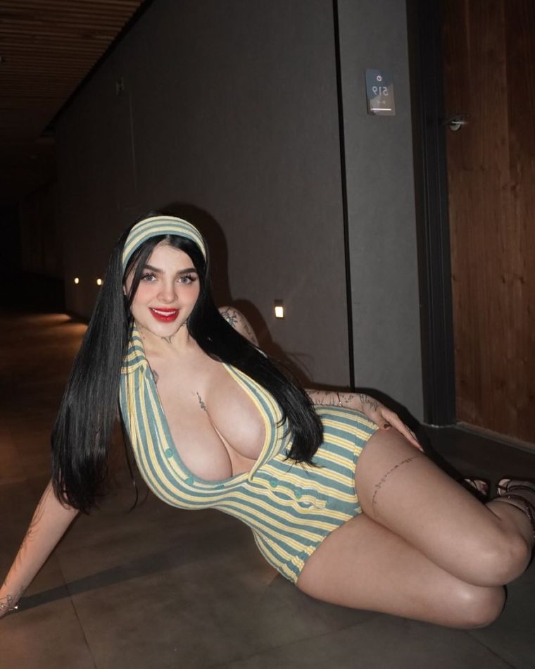 Su éxito nació en redes, con un celular y conexión. Eso la hace distinta. Foto: Karely Ruiz / Instagram