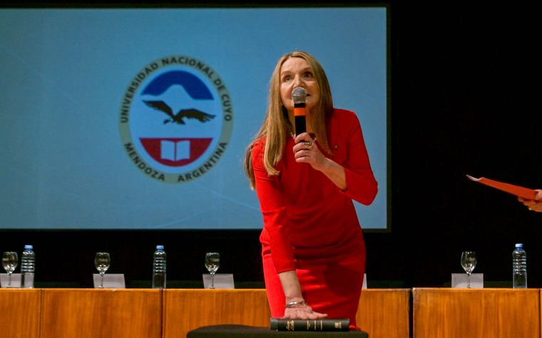 Adriana García asumió como rectora de la UNCuyo.