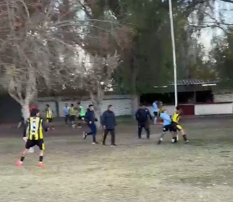 El enfrentamiento comenzó en el campo de juego y prosiguió en el camping del CEC.