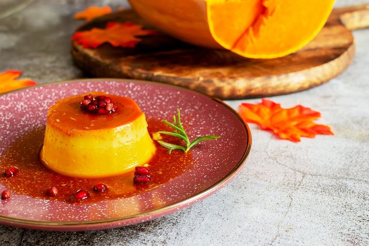 La receta de flan de calabaza permite variantes veganas, reemplazando los huevos y la leche por opciones vegetales. La receta de flan de calabaza permite variantes veganas, reemplazando los huevos y la leche por opciones vegetales.