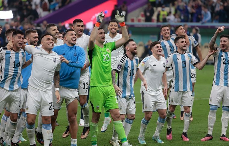 Varios jugadores argentinos saltaron por el Dibu. Foto: EFE