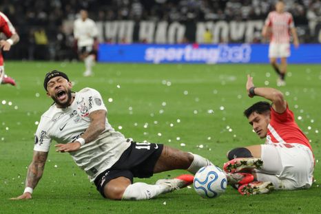 Memphis Depay, la estrella de Corinthians, sufre una falta de Santiago Núñez, defensor de Estudiantes de La Plata.&nbsp;