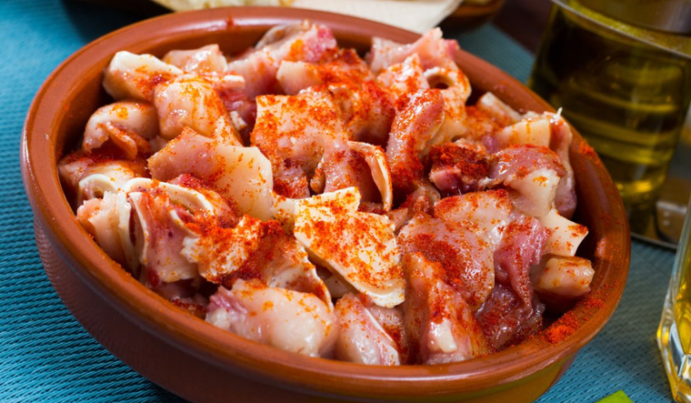 La receta de oreja a la plancha forma parte del aprovechamiento integral del cerdo, una práctica muy arraigada en la cocina tradicional.