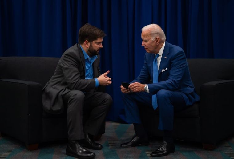 Boric (izquierda) y Biden.